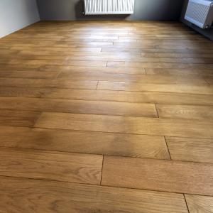 Pose de parquet de salon réalisée par Carreleur Annecy.